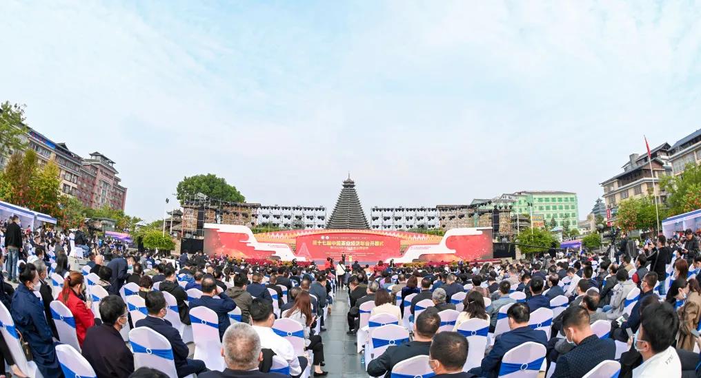 第十七屆中國(guó)茶業(yè)經(jīng)濟(jì)年會(huì)召開(kāi)，湘豐茶業(yè)集團(tuán)再次獲評(píng)“中國(guó)茶業(yè)百?gòu)?qiáng)企業(yè)前十強(qiáng)”等多項(xiàng)榮譽(yù)