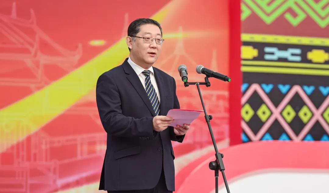 中共柳州市委副書記、柳州市人民政府市長張壯致辭。.jpg