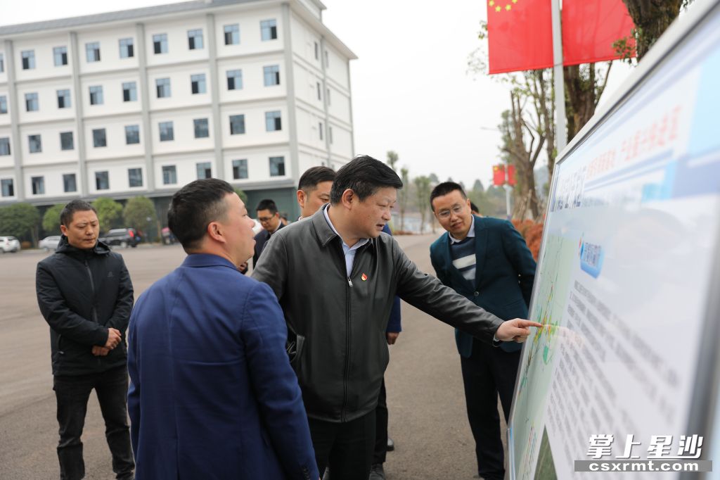 付旭明在桑植工業(yè)園B區(qū)考察產(chǎn)業(yè)發(fā)展情況。.jpg