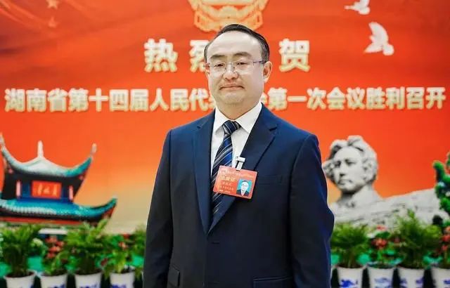 張家界市桑植縣委副書記、縣長梁高武：“喊”回10萬老鄉(xiāng)，和大家一塊過年